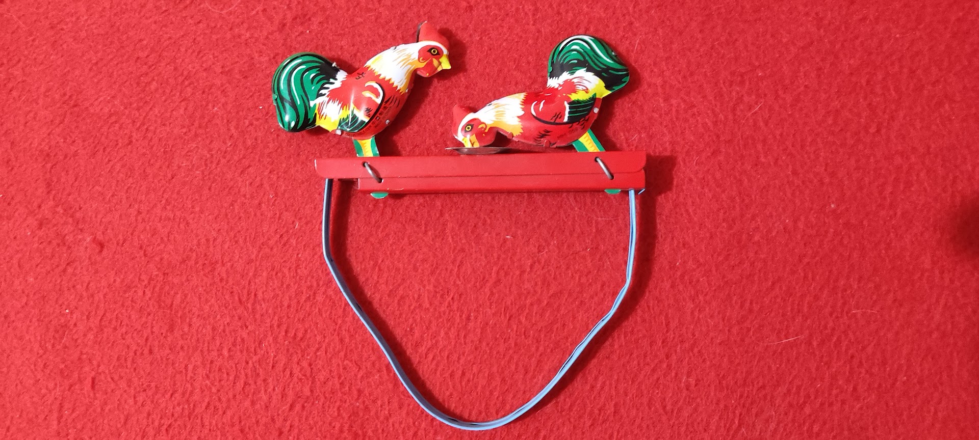 Jucărie Vintage din Tablă – Cocoși care ciugulesc – Anii '70-'80