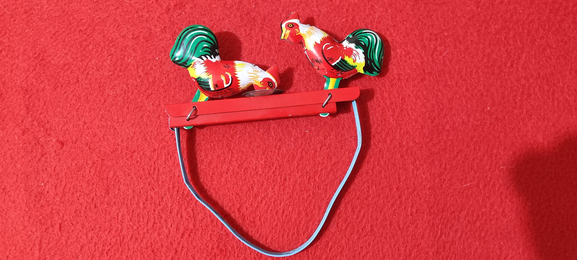 Jucărie Vintage din Tablă – Cocoși care ciugulesc – Anii '70-'80 - imagine 3