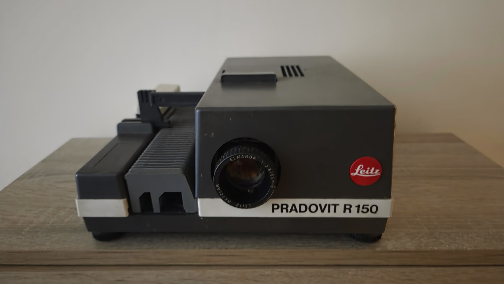 Proiector Diapozitive Vintage Leitz Pradovit R 150 (Anii 1976-1978) – Funcțional